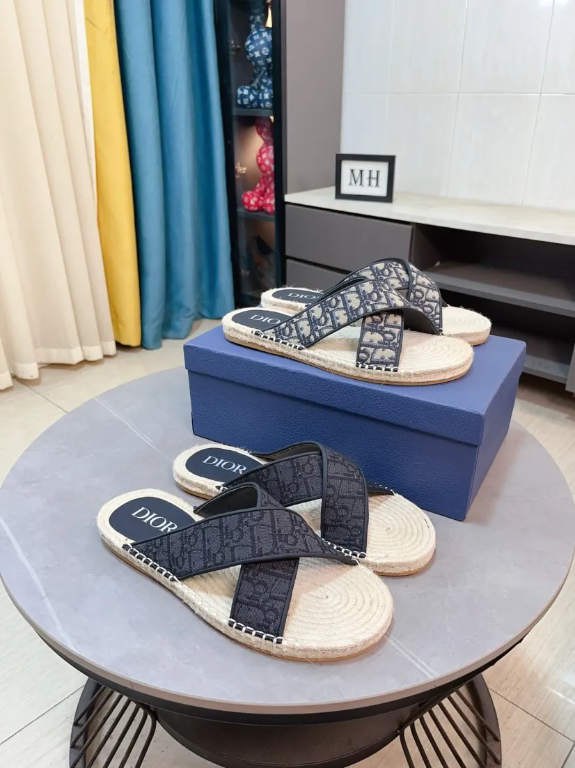 Men's men's shoes💰320🌸🌸High-end version. DIOR💁Men's slippers, high-end and upscale [strong][strong], compare quality at counters. The upper is hand-drawn, a combination of native hemp and raw rubber sole [strong][strong], breathable and non-slip outsole [rose][rose], breathable and comfortable lambskin lining, density 100% comfortable [gift][gift], original wear-resistant code number 38-44. Can be customized 45-46-47